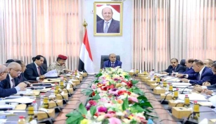 انهيار العملة وغياب المعالجات.. حكومة بن بريك تحت المجهر
