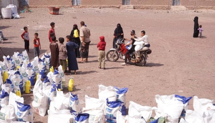 الضالع .. جمعية أبناء شكع توزّع سلال غذائية لـ66 أسرة محتاجة