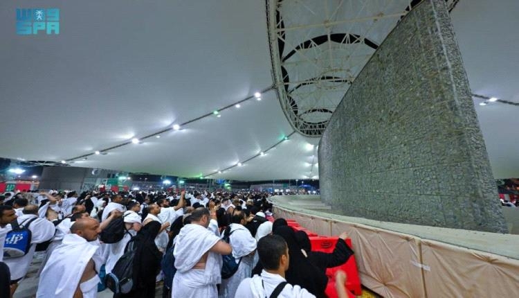 حجاج بيت الله الحرام لرمي جمرة العقبة