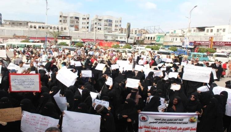 معلمون : شرعية معاشيق تحجب المكرمات على المعلمين وتغدقها على المقربين