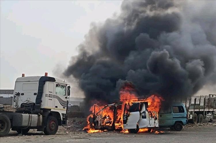 صور – اندلاع حريق في باصين قرب محطة وقود بالعاصمة عدن
