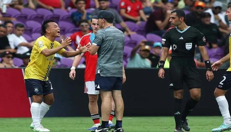 غرائب كأس العالم لا تتوقف.. لاعب أوكلاند سيتي يتشاجر مع طبيبه في مباراة بنفيكا