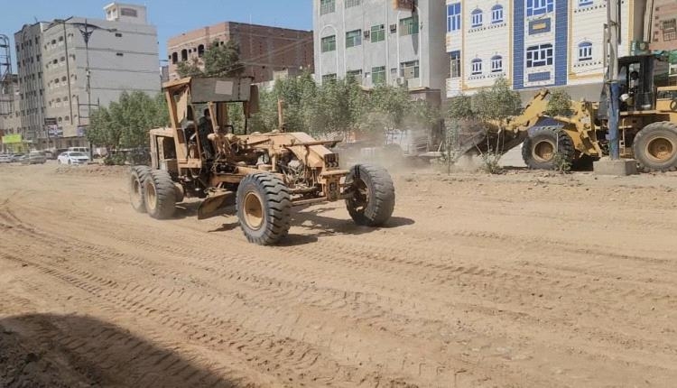 تواصل العمل في مشروع إعادة تأهيل شارع الخمسين بالمنصورة