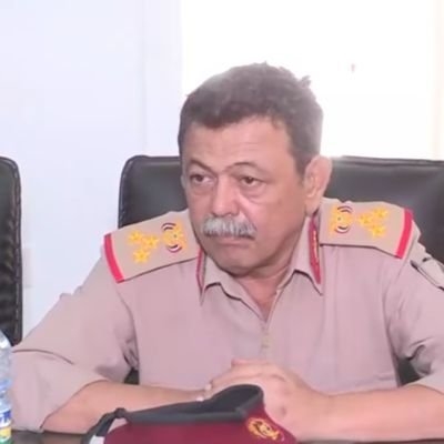 وزيرا الدفاع السابقين عليوه وصالح عبيد ومحمد ناصر ومحافظ لحج اللواء تركي ونائب رئيس هيئة الأركان اللواء البصر ومسؤولين مدنيين وعسكريين يطمئنون على صحة عبدربه