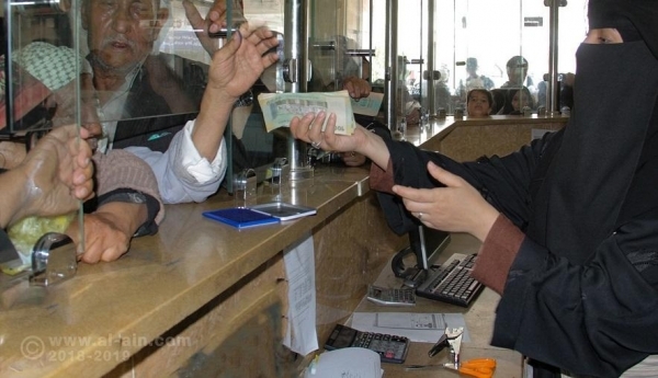 صحيفة سويسرية: الصراعات بين صفوف الشرعية والفساد وراء تدهور الاقتصاد وانهيار العملة