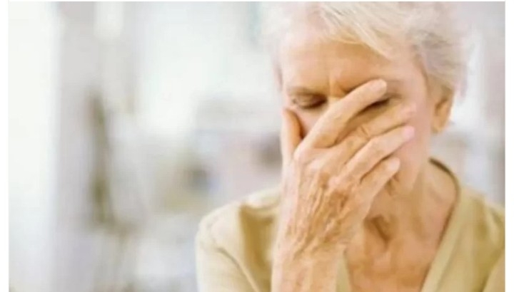 ما العلاقة بين النعاس أثناء النهار والخرف لدى النساء؟