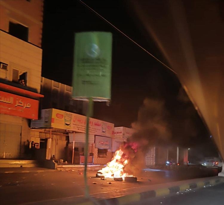 عاجل: احتجاجات غاضبة في عدن بسبب انقطاع الكهرباء