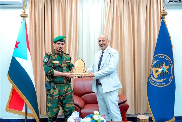 اللواء عيدروس يكرم قائد حزام لحج