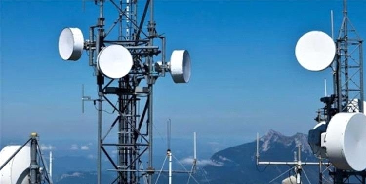 الحوثيون ينهبون نصف مليار دولار سنويًا من الاتصالات لتمويل الحرب والتجسس على اليمنيين