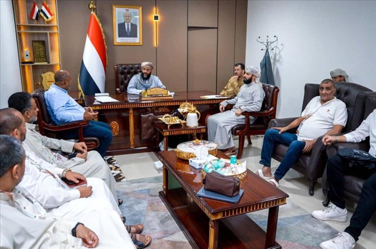 وزير الأوقاف يناقش مع قيادة الخطوط الجوية اليمنية ترتيبات عودة الحجاج