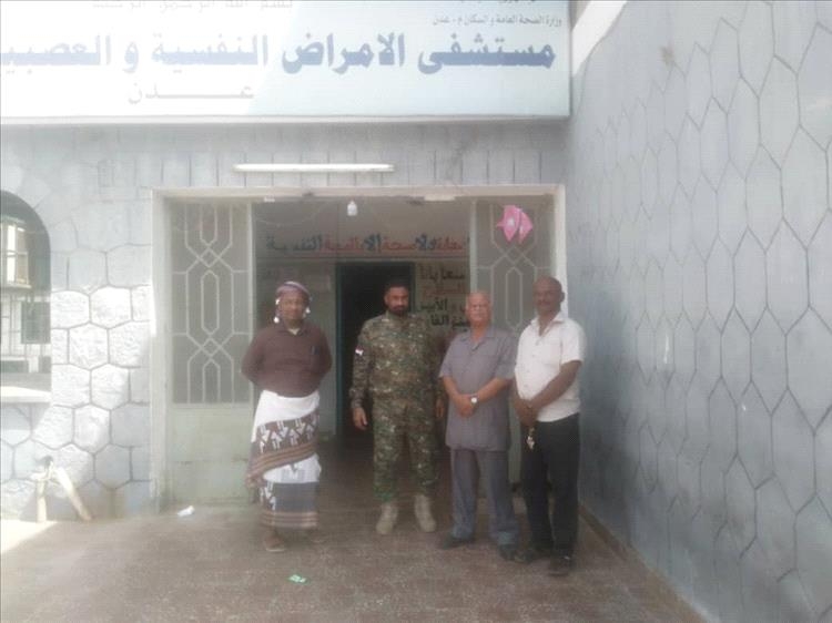 مدير عام مستشفى الأمراض النفسية ونائبه يقومان بزيارة عيدية لنزلاء المستشفى