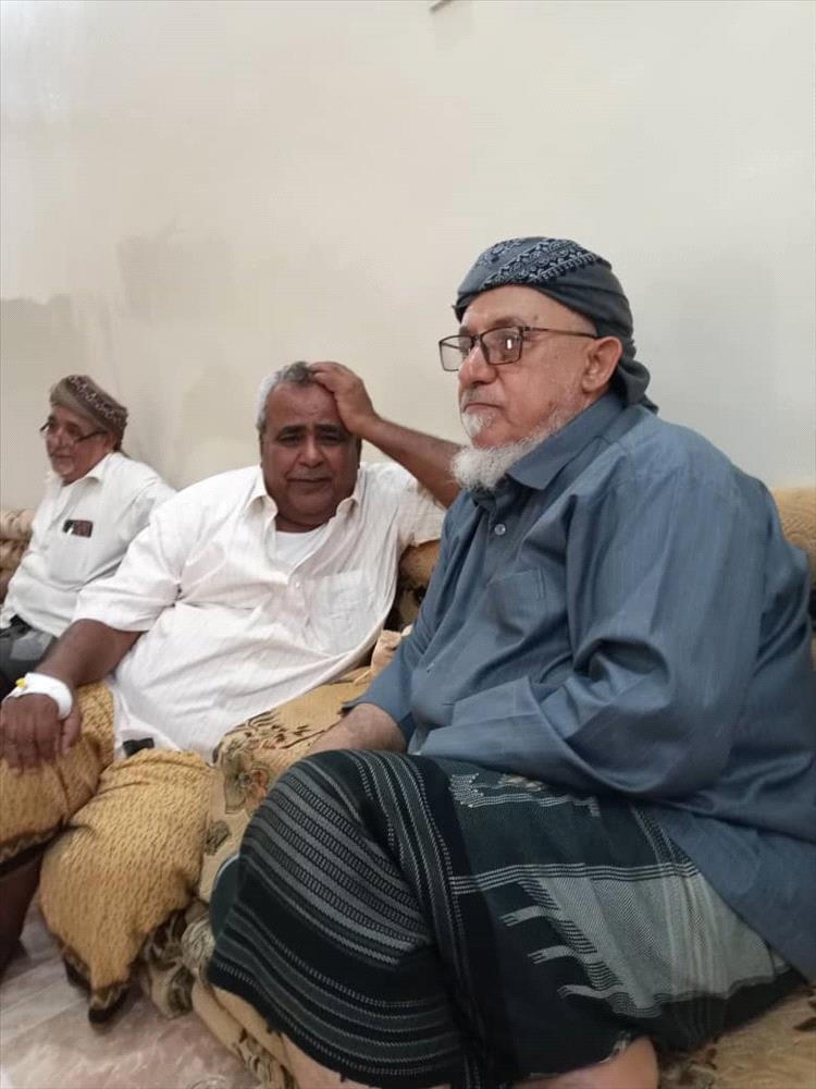 الشيخ حسين باحنحن يطمئن على صحة الشيخ صالح العاقل بن رشيد