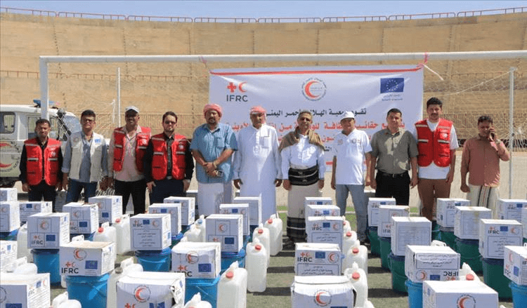 فرع جمعية الهلال الأحمر اليمني بحضرموت يوّزع حقائب النظافة للوقاية من انتشار الأوبئة بسيئون