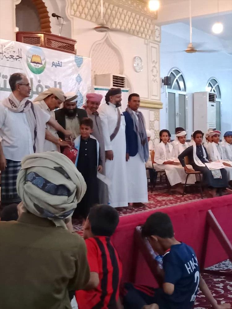 برعاية محافظ شبوة.. الوكيل الدغاري يكرم أوائل الدورات الصيفية لتحفيظ القرآن الكريم بمساجد عاصمة المحافظة عتق