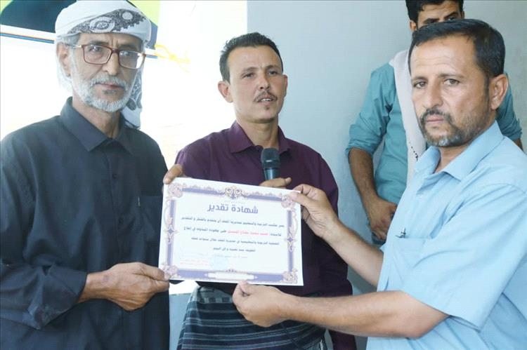 وفاء وعرفانا لدوره التربوي الرائد.. أبناء لباخة بالمحفد يمنحون الاستاذ القدير محمد سعيد مفتاح درع الوفاء