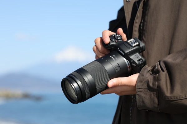 Bring life even closer with the new RF 75-300mm F4-5.6 telephoto zoom lens