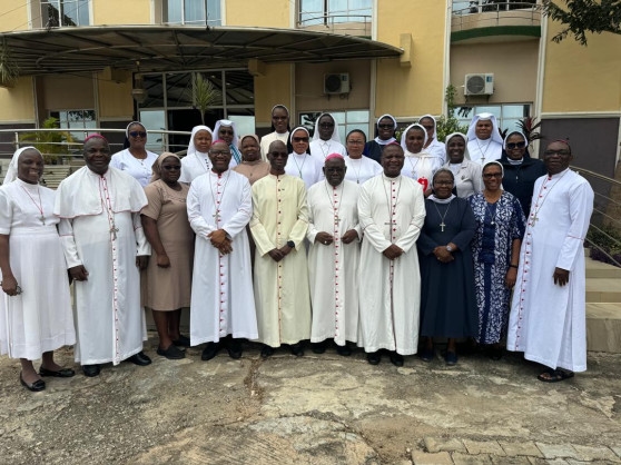 Nigeria's Ibadan Ecclesiastical Province Bishops in synodal interaction with women religious (By Bishop Emmanuel Adetoyese Badejo)