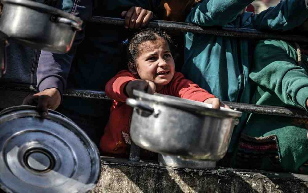 عشرات الشهداء والمصابين باستهداف منتظري مساعدات في غزة