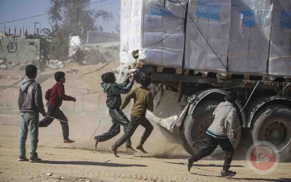 20 شهيدا وعشرات المصابين بانقلاب شاحنة مساعدات وسط غزة