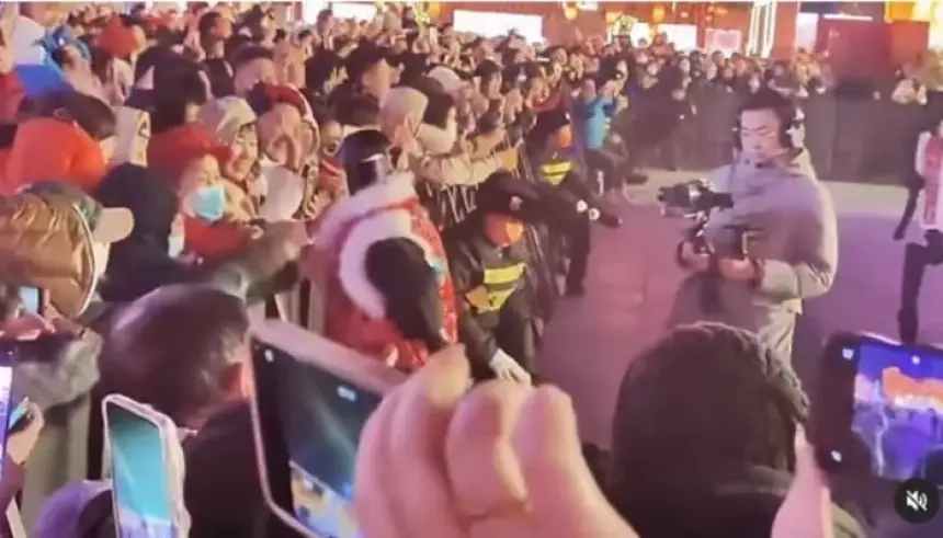 بالفيديو..روبوت "يخرج عن السيطرة" ويهاجم الجمهور في مهرجان بالصين