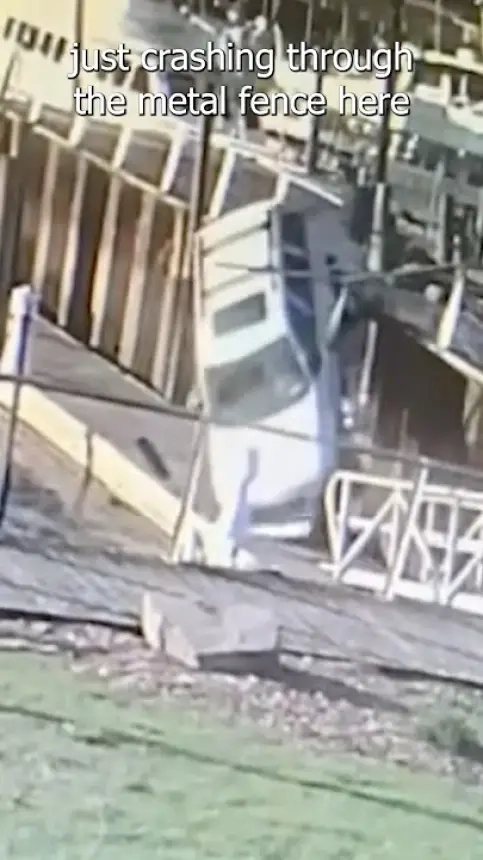 بالفيديو...مراهقة تنجو من الغرق بأعجوبة بعد سقوط سيارتها قرب البحر