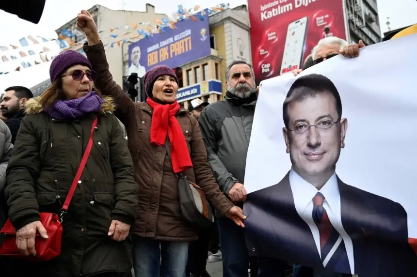 ماذا يحدث في تركيا.. اعتقال "منافس أردوغان" يفجّر أزمة سياسية ويخرج الآلاف للإحتجاج (فيديو)