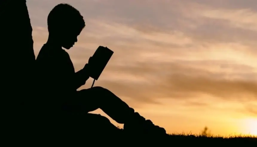 دراسة: استخدام الآباء المفرط للشاشات يعرض الأطفال لمحتوى غير ملائم