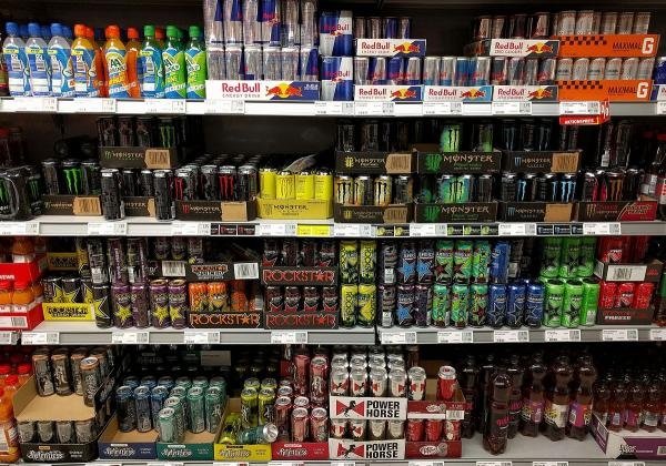 شاب ينجو من الموت بعد أول تجربة مع مشروب طاقة ويطلق تحذيرًا مؤثرًا
