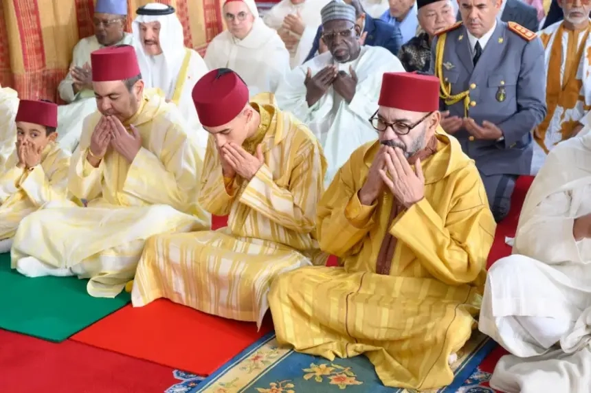 الملك محمد السادس يؤدي صلاة العيد بتطوان