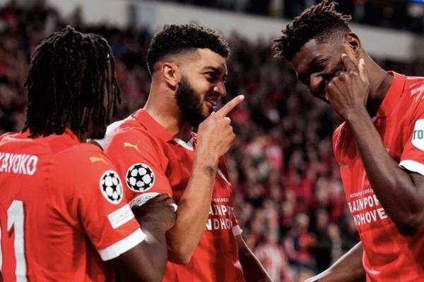 الصيباري يتوَّج بالدوري الهولندي مع بي إس في