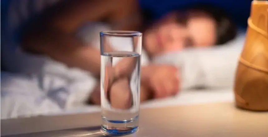 تجنّب شرب الماء قبل النوم مباشرة.. طبيب يوضّح الأسباب