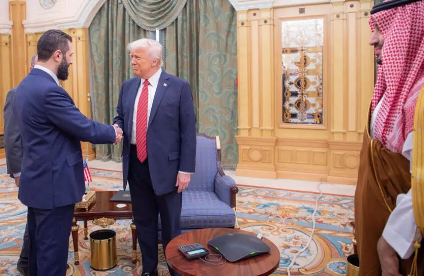 جهاز "غامض" يخطف الأضواء من ترامب والشرع وبن سلمان في قمة الرياض!