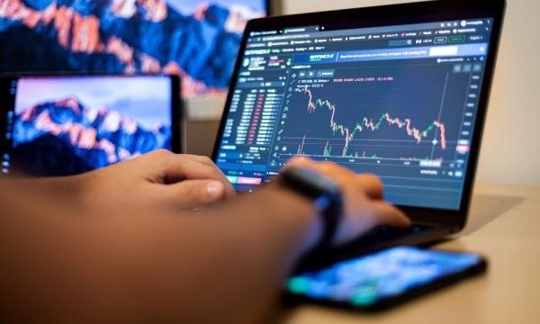 متداول عملات مشفرة ينهي حياته في بث مباشر بعد خسارة 500 دولار