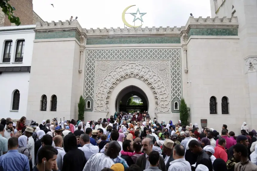 فرنسا تعلن رسميًا الأحد أول أيام عيد الفطر