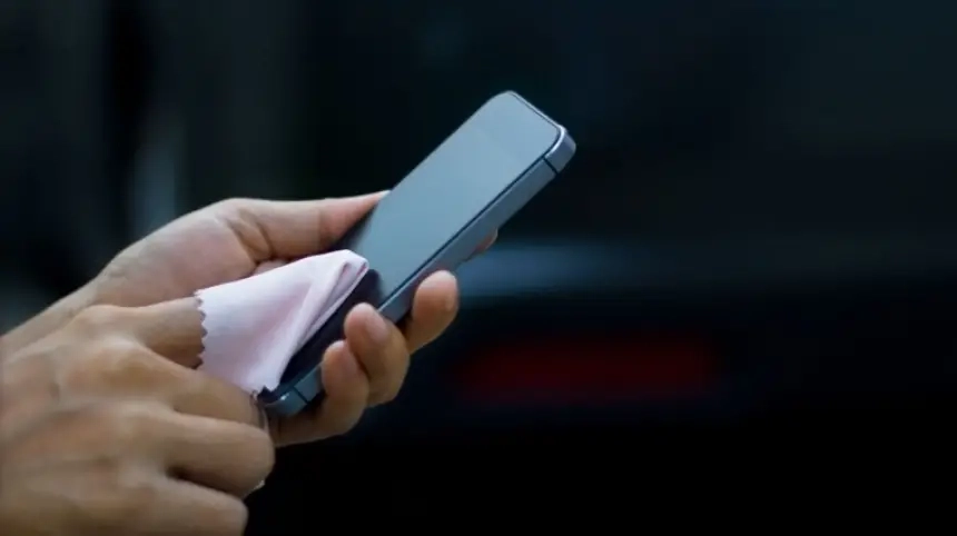 دراسة تحذر: هواتفنا المحمولة قد تحمل جراثيم خطيرة تسبب أمراضًا