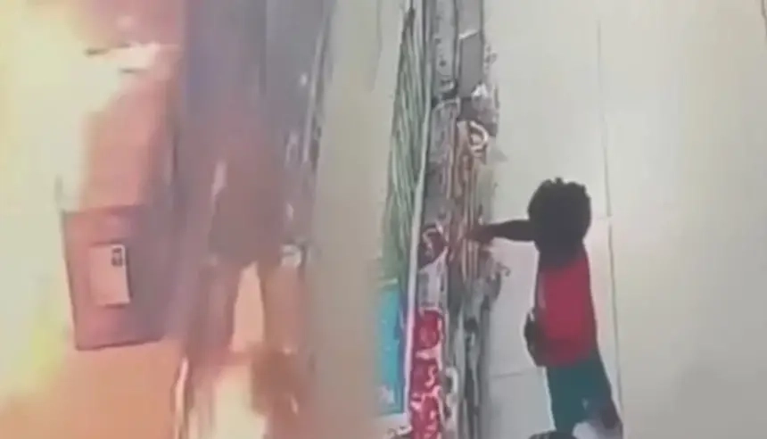 فيديو صادم يوثق لحظة افتعال طفل لحريق هائل داخل متجر عراقي