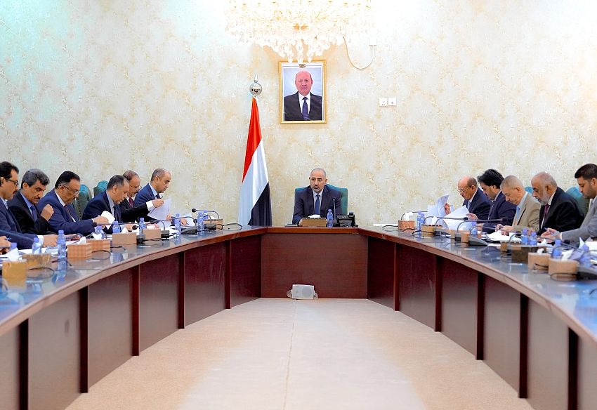 اللجنة العليا للموارد تحذّر من محاولات التلاعب بأسعار الصرف وتشيد بإصلاحات حكومة سالم بن بريك