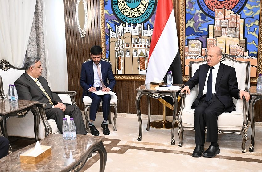رئيس مجلس القيادة يطلع على برامج التعاون الثنائية مع الهند