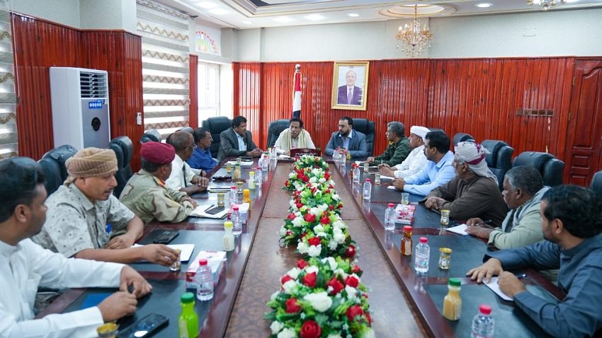 محافظ المهرة ووزيرا الأشغال والصناعة والتجارة يترأسون اجتماعاً للجنتي الطوارئ ومراقبة الأسعار