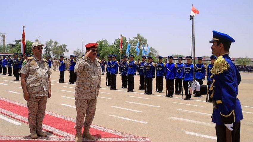 وزير الدفاع يطلع على سير العملية التعليمية بكلية الطيران والدفاع الجوي ويشهد عرضاً عسكرياً مهيباً