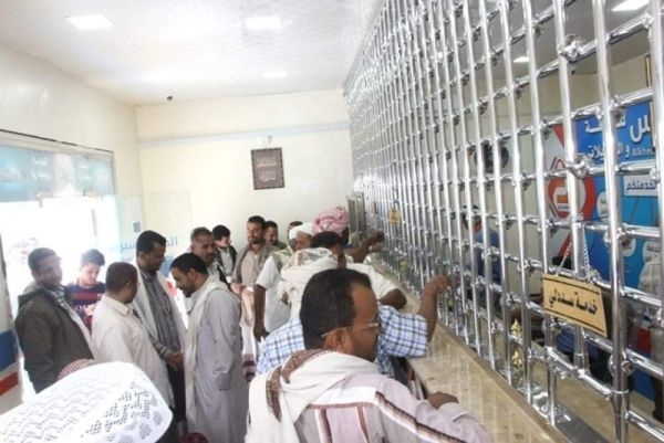 مليشيا الحوثي تمنع المواطنين من استلام حوالاتهم بالدولار والريال السعودي في مناطق سيطرتها
