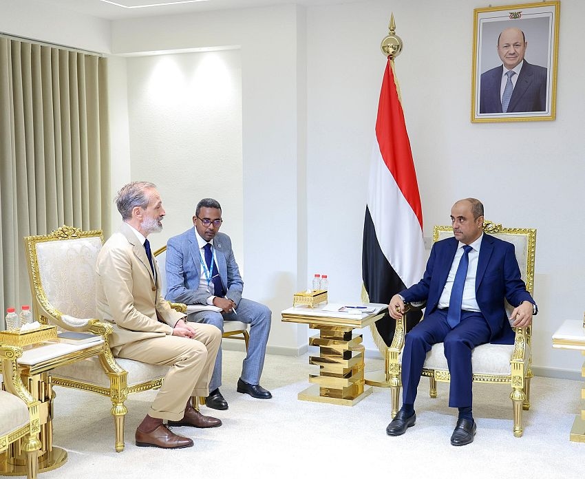 رئيس الوزراء يناقش مع المنسق المقيم للأمم المتحدة الوضع الإنساني والإنمائي وتصاعد الانتهاكات الحوثية