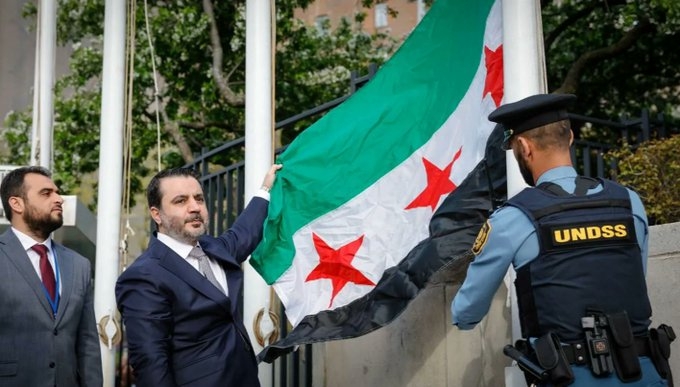 رفع علم سوريا الجديد أمام مقر الأمم المتحدة في نيويورك