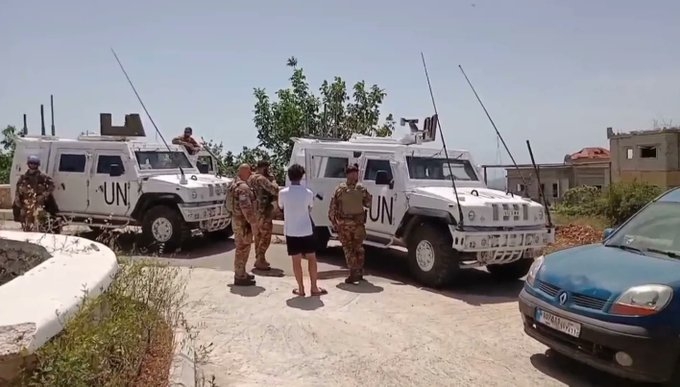ركن سيارته أمامهم... مواطن يعترض دورية لليونيفيل في ياطر جنوبي لبنان