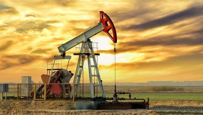 النفط يرتفع 7% مع تبادل إسرائيل وإيران الغارات الجوية