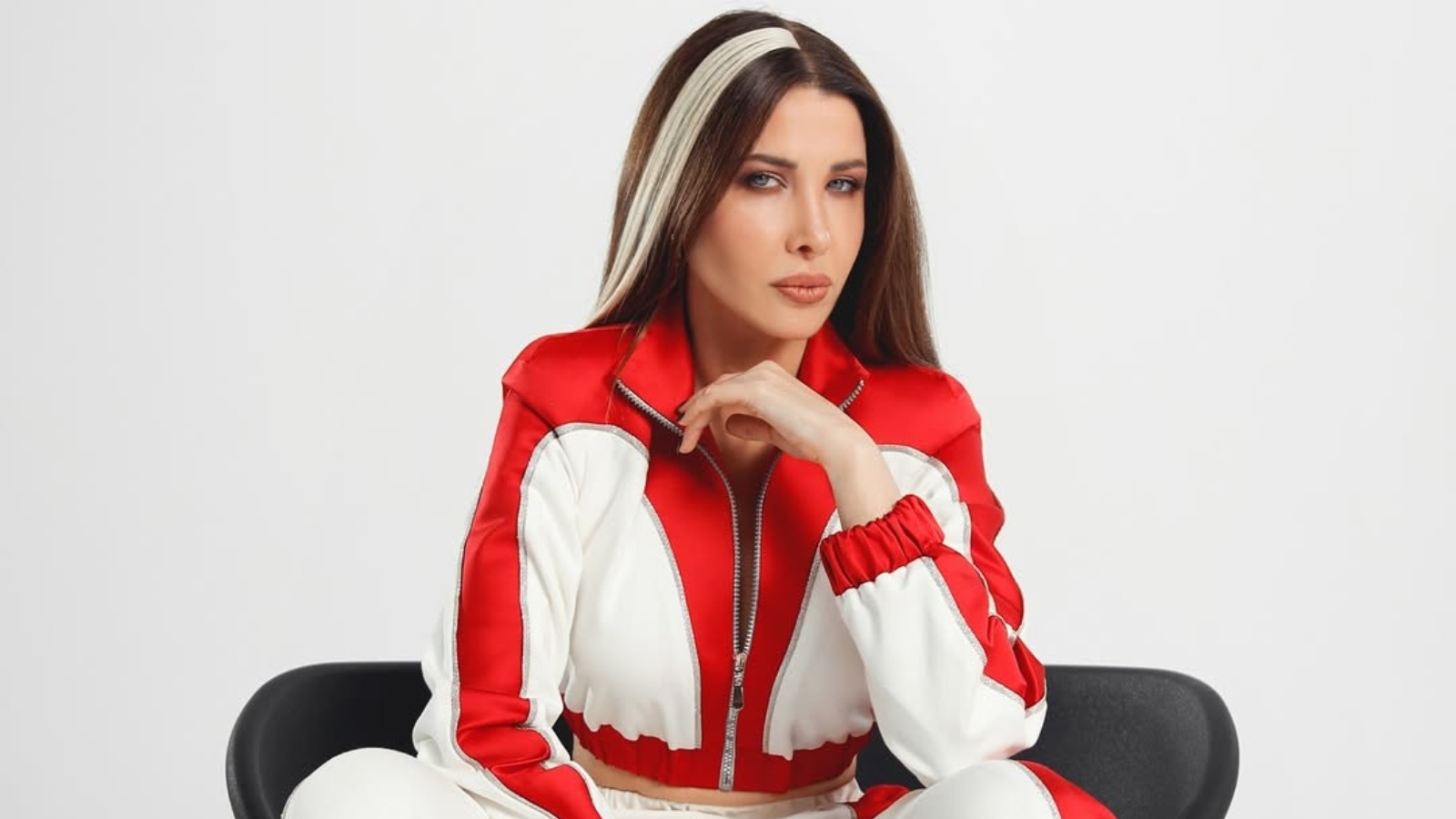كنز اليوم \ نانسي عجرم تخطف الأنظار ببدلة رياضية في كليب "طراوة".