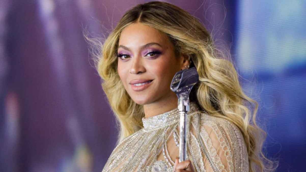 #اخبار الفن يونسيه تتألق بإطلالة نارية بتوقيع مصمم لبناني.. يتكوّن من 30 ألف حبة كريستال