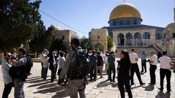 عشرات المستوطنين الإسرائيليين يقتحمون باحات المسجد الأقصى بحماية شرطة الاحتلال