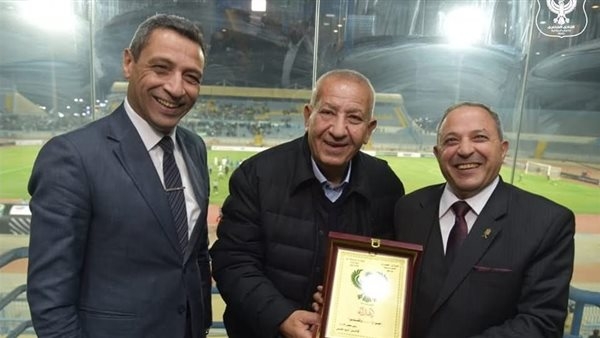 كامل أبوعلي يهدي محافظي السويس وبورسعيد درع النادي المصري