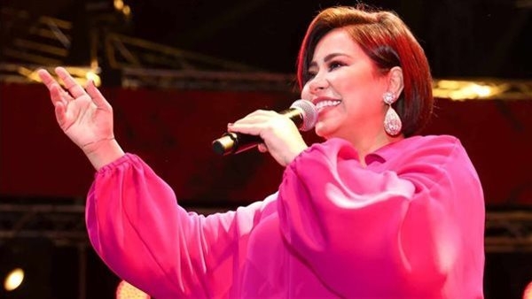 مدير صفحات الفنانة شيرين عبدالوهاب يتهمها بالسب والتهديد
